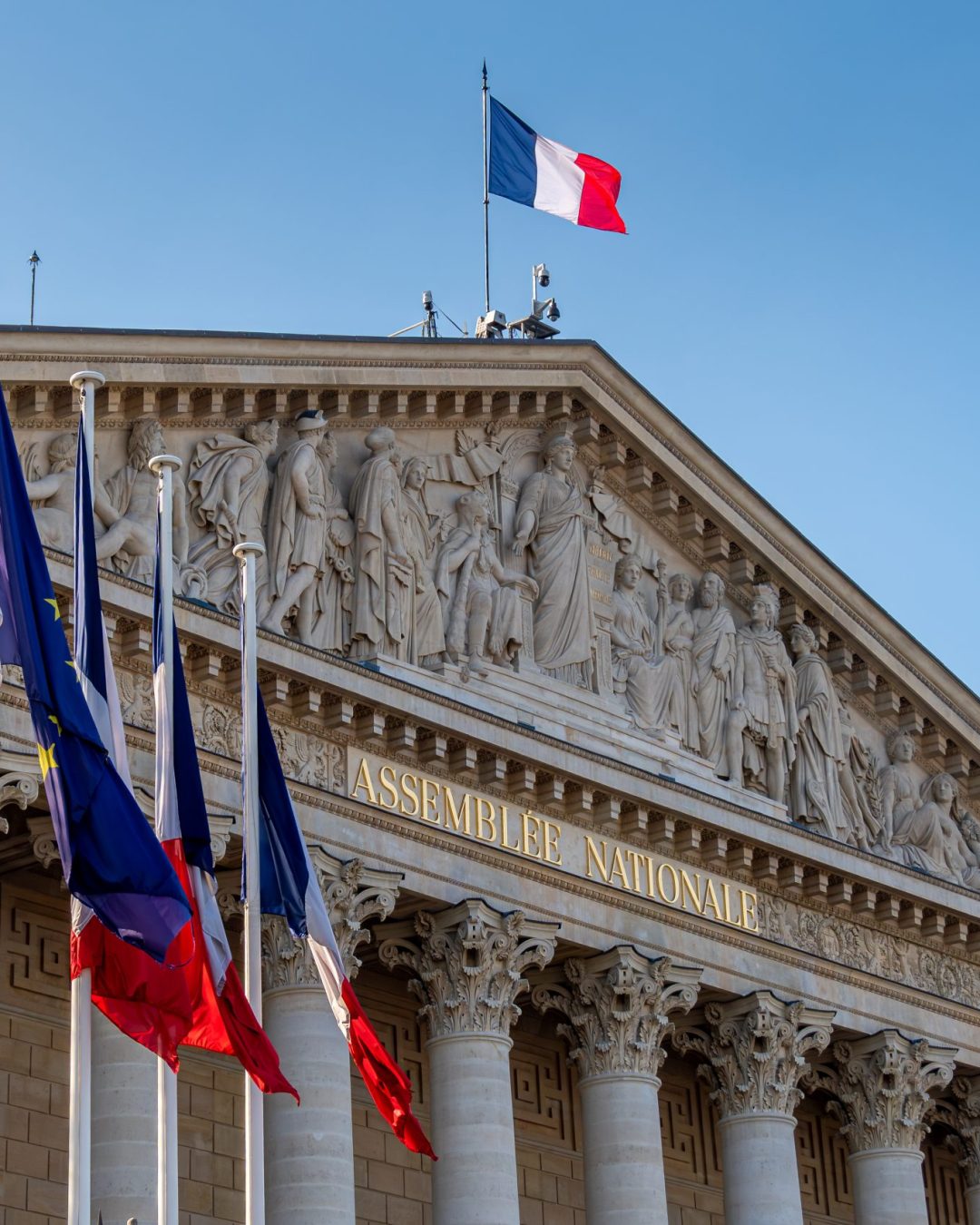 Paris, France - 14 février 2025: Vue extérieure du palais Bourbon, siège de l'Assemblée Nationale, également nommée chambre des députés, l'une des deux chambres du parlement français